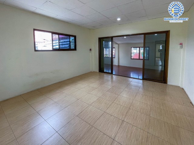 *****ทาวน์เฮ้าส์มือสองย่านนนทบุรี ม.ทีแลนด์ รัตนาธิเบศร์ หลังมุม! เนื้อที่มากถึง 42.7 ตร.ว. ฟังก์ชันจัดเต็มถึง 3 ห้องนอน 2 ห้องน้ำ จอดรถได้เยอะถึง 4 คัน พื้นที่เยอะ เหมาะสำหรับทำบริษัท หรือออฟฟิศ บนทำเลดี เพียง 8 นาทีก็ถึงรถไฟฟ้าสายสีม่วง "สถานีบางรักน้อยท่าอิฐ"